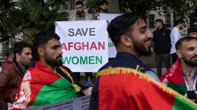 Протесты у посольства Афганистана в Лондоне после прихода талибов к власти