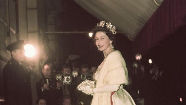 Молодая королева Елизавета II в бриллиантовой диадеме