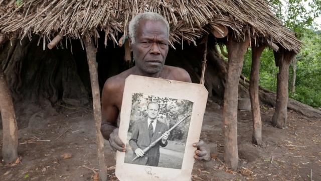 Один из старейшин деревни с фотографией принца Филиппа, 6 мая 2017 год