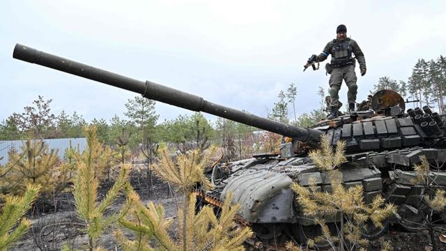 Российский танк, подбитый под Киевом