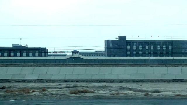 Этот новый тюремный комплекс около Корлы в Синьцзяне - один из многих, появившихся за последнее время