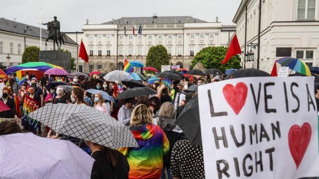 Митинг за права ЛГБТ перед президентским дворцом в Варшаве 21 июня