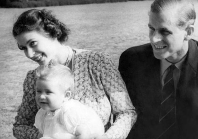 Принцесса Элизабет с супругом принцем Филиппом и сыном принцем Чарльзом в Саррее, 1949 год
