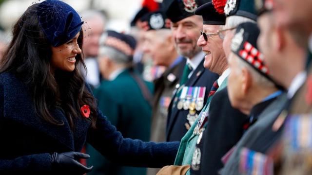 Красный мак в петлице у Меган, жены принца Гарри, когда она встречалась с ветеранами войн в Вестминстерском аббатстве (фото 2019 года)