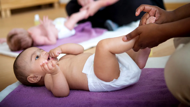 Детский массаж набирает популярность во многих странах, где открываются специальные курсы для родителей