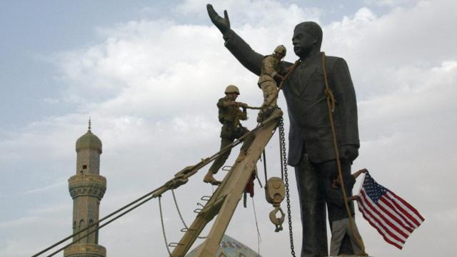 Американские солдаты демонтируют статую Саддама Хусейна