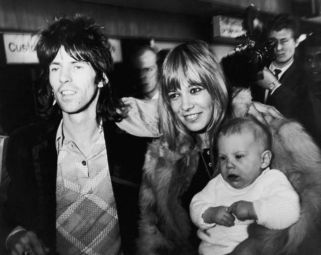 Кит Ричардс со своей подругой Анитой Палленберг и их сыном Марлоном по возвращению в Лондон 8 декабря 1969 года - через день после трагического концерта в Альтамонте