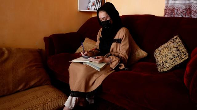 Афганская школьница у себя дома