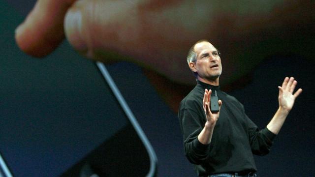 Стив Джобс представил публике первый iPhone в 2007 году