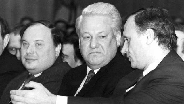 Слева направо: Егор Гайдар, Борис Ельцин, Геннадий Бурбулис