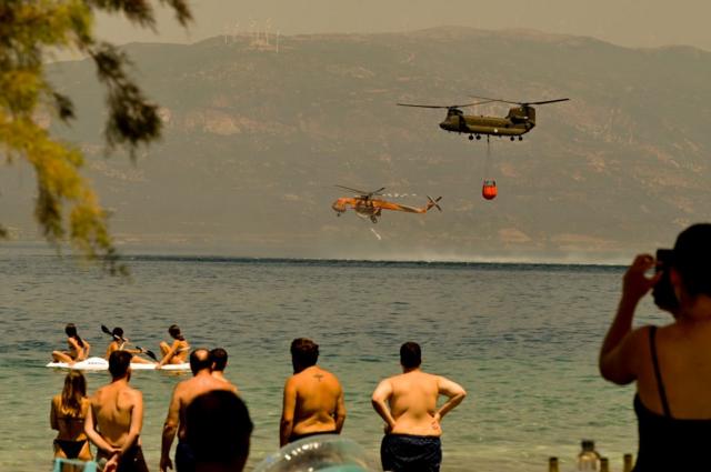 Вертолеты забирают воду для тушения пожаров