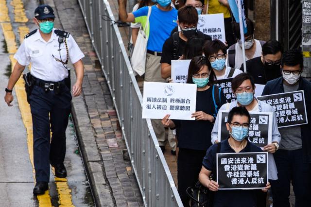 Возмущенные новым законом жители Гонконга прошли в пятницу маршем протеста