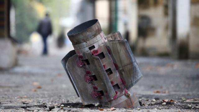 Неразорвавшаяся ракета реактивного миномета в Степанакерте