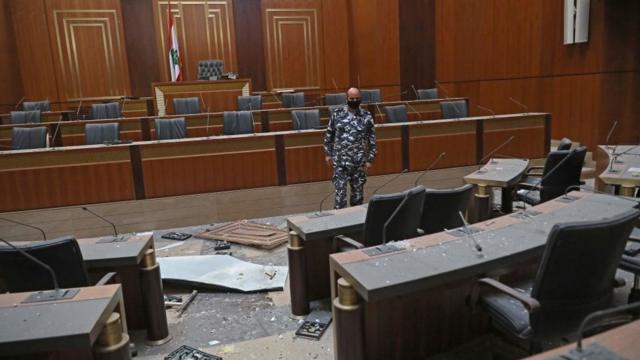 внутри бейрутского парламента