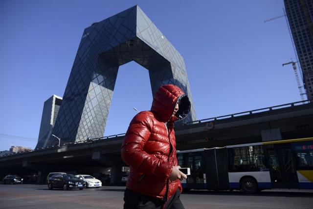 Мужчина в бизнес-квартале Пекина
