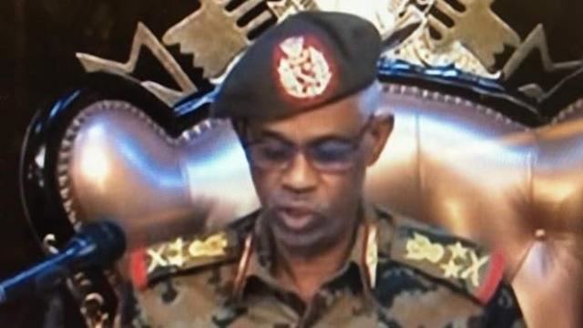 Министр обороны зачитывает заявление по ТВ