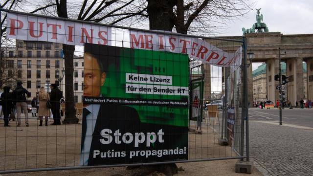Плакат "Остановите путинскую пропаганду"