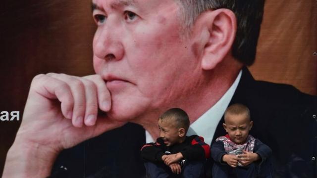 Дети на фоне плаката с Алмазбеком Атанбаевым