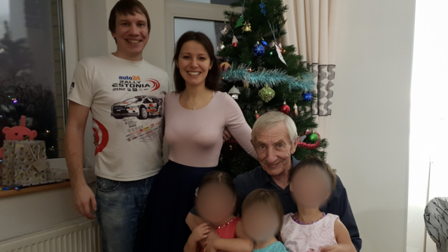 Алексей, Татьяна, папа Алексея и трое сестер стоят у новогодней елки