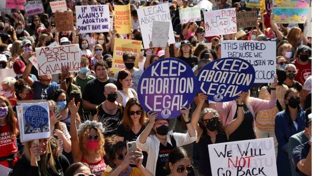 Марши противников запрета абортов в США