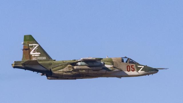 Российский штурмовик Су-25 в зоне боевых действий в Украине (архивное фото)
