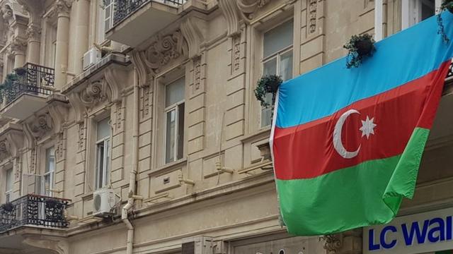 Флаг на одном из балконов в центре Баку