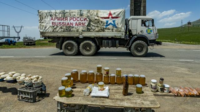 Грузовик российской армии направляется в Нагорный Карабах