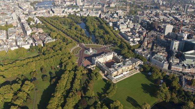 Вид с воздуха на Букингемский дворец с окрестностями
