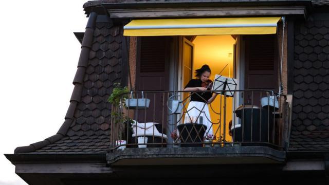 Александра Конунова дает концерт для соседей со своего балкона в Лозанне