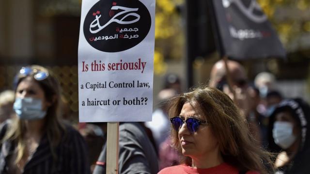 протестующая в бейруте