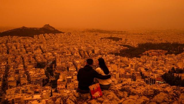 Par sedi na brdu Turkovunija dok južni vetrovi nanose saharski pesak u Atinu