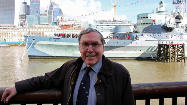Ветеран королевских ВМС Рольф Монтейт на фоне корабля HMS Belfast в Лондоне, 2019