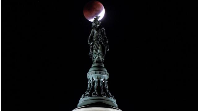 Місячне затемнення над куполом Капітолія у Вашингтоні