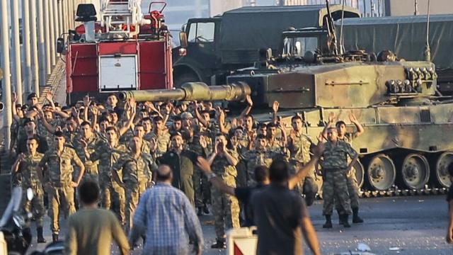 Солдаты, предпринявшие попытку военного переворота, сдаются на мосту через Босфор в Стамбуле