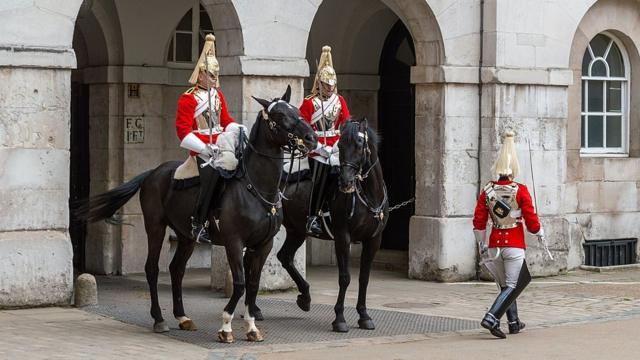 Дворцовая кавалерия около здания Конной гвардии в центре Лондона