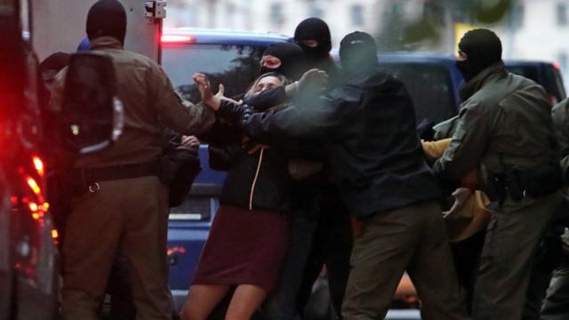 Многие задержанные полицией жалуются на то, что получили физические травмы. Правозащитники и СМИ пишут о пытках