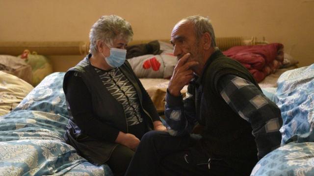Вера и Шура Григорян из Карабаха в центре размещения беженцев в Ереване