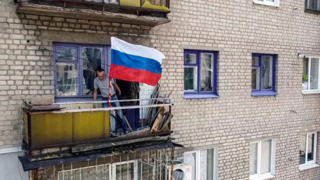 Российский флаг на балконе жителя Лисичанска