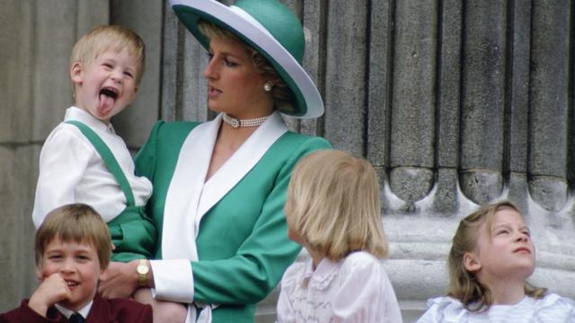 Дети умеют привлечь к себе внимание, особенно если они появляются на королевском балконе