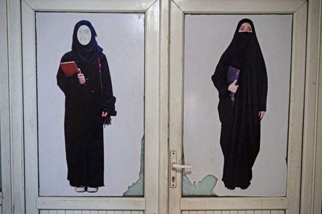 Фотография плаката, две женщины в строгом исламском облачении