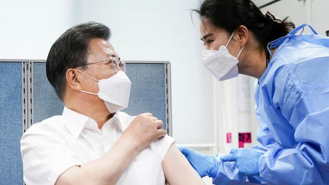 Президент Южной Кореи Мун Чжэ Ин привился вакциной британско-шведской компании AstraZeneca
