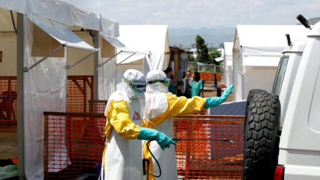 сотрудники центра борьбы с лихорадкой Эбола в ДРК