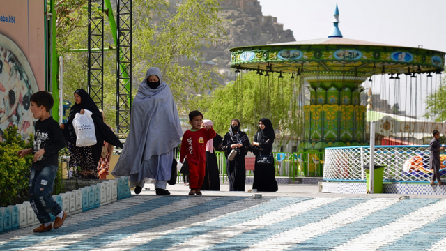 Весной женщины еще могли посещать парки в Кабуле