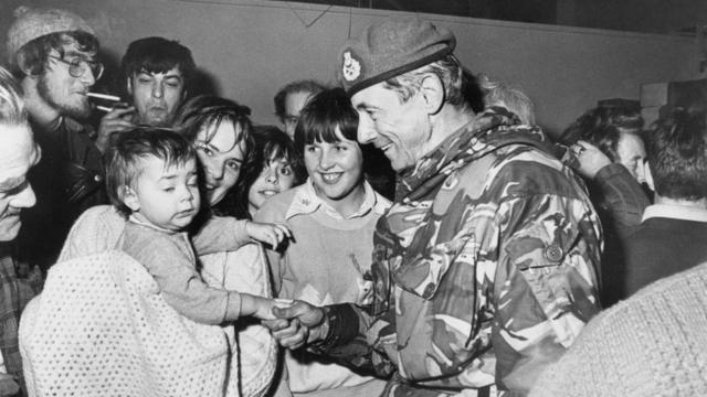 Генерал-майор Джереми Мур с жителями Фолклендских островов