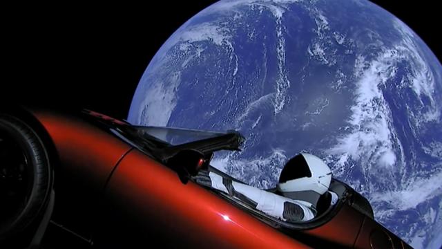 Tesla Roadster на околоземной орбите перед отлетом на Марс