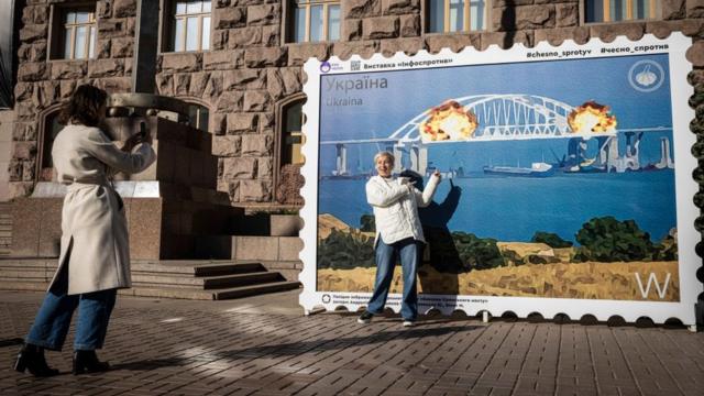 Рисунок с горящим Крымским мостом выставили около здания мэрии Киева на Крещатике