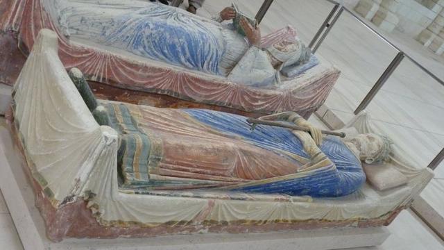 Надгробие Генриха II и Алиеноры Аквитанской в аббатстве Фонтевро во Франции.
