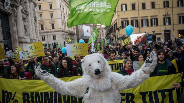 Климатический протест с медведем в Риме