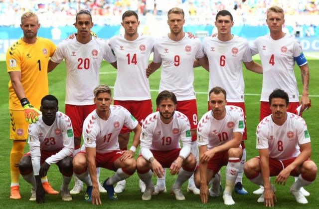 Томас Дилейни (первыя справа в нижнем ряду) в составе датской сборной накануне матча с Австралией