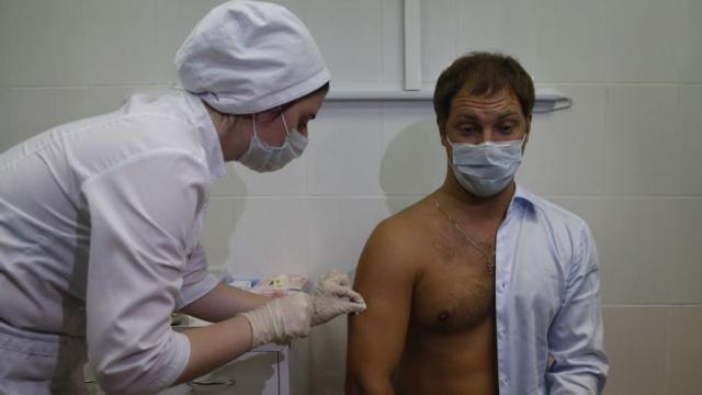 Президент России Владимир Путин еще в августе потребовал, что вакцинация прививкой от коронавуирса должна быть добровольной